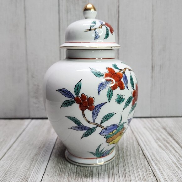 Vintage Japanese Porcelain Ginger Jar Floral Design with Lid 6'' Tall - Picture 4 of 7